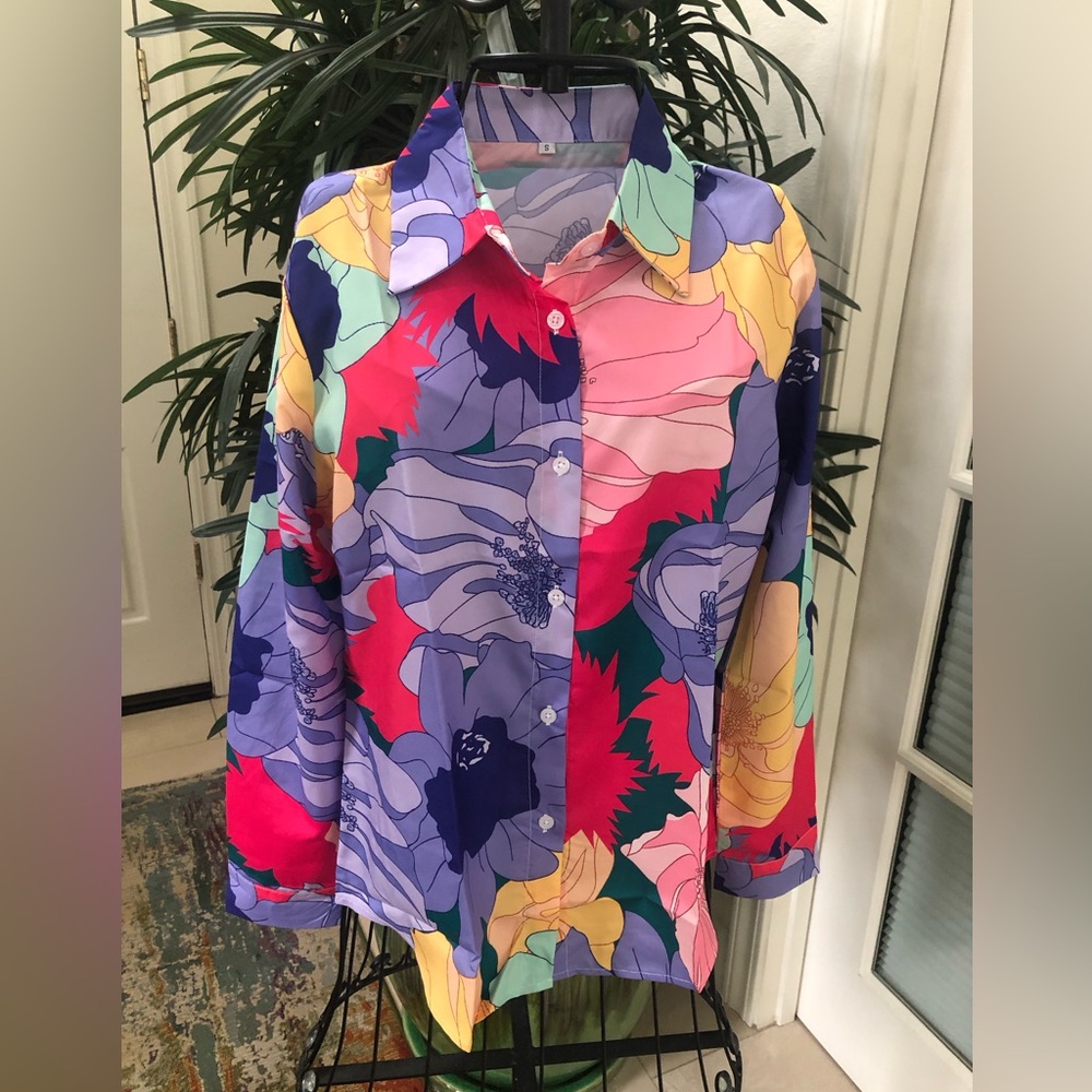 💜🩷💛💚 Multi-Color Floral Button-Up Blouse. - Picture 3 of 4